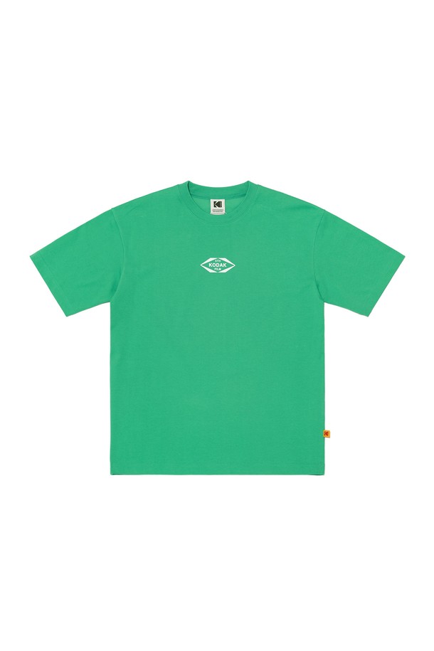 케이 에어로쿨 반팔 티셔츠 GREEN은 일상 및 스포츠 활동에 적합한 반팔 티셔츠입니다. 부드러운 촉감의 면과 폴리에스테르 혼방 소재로 제작되어 흡습 및 속건 기능을 갖췄습니다. 세미오버핏으로 편안하게 착용 가능하며, 라운드넥 디자인과 그린 컬러가 스포티하면서도 캐주얼한 스타일을 연출합니다. 얇은 두께의 에어로쿨 소재를 사용하여 통기성이 뛰어나며, 5주년 기념 특별 원단을 적용하여 세탁 후에도 형태 유지력이 우수합니다. 로고 또는 그래픽 패턴이 디자인된 반팔 티셔츠입니다.
