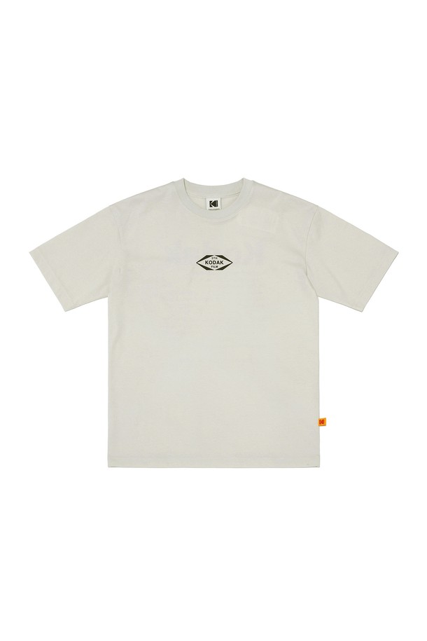 케이 에어로쿨 반팔 티셔츠 IVORY는 일상 및 스포츠 활동에 적합한 공용 반팔 티셔츠입니다. 부드러운 촉감의 면, 폴리에스테르 혼방 소재로 제작되어 흡습 및 속건 기능이 뛰어나 쾌적한 착용감을 제공합니다. 세미 오버핏에 라운드넥 디자인으로 편안한 착용감을 선사하며, 스포티, 캐주얼, 미니멀 스타일을 연출하기 좋습니다. 에어로쿨 소재를 사용하여 통기성이 뛰어나고 신축성이 있어 활동성을 높였습니다. 아이보리 컬러에 로고 또는 그래픽 패턴으로 포인트를 주어 심플하면서도 세련된 느낌을 줍니다.
