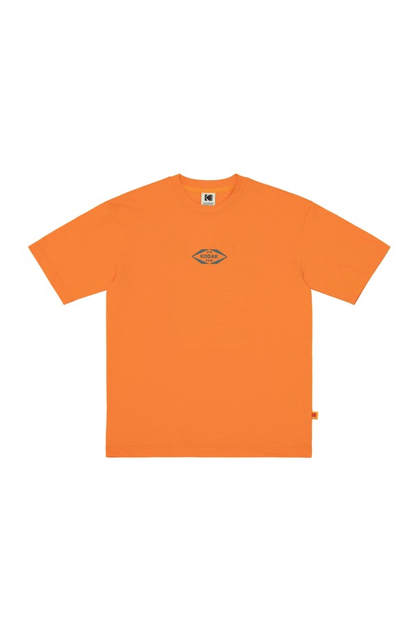 케이 에어로쿨 반팔 티셔츠 ORANGE는 일상과 스포츠 활동에 적합한 공용 반팔 티셔츠입니다. 얇고 부드러운 촉감의 면, 폴리에스테르 혼방 소재로 제작되어 흡습 및 속건 기능이 뛰어납니다. 시원한 오렌지 컬러에 스포티하고 캐주얼한 스타일을 더했으며, 레귤러 기장의 세미오버핏으로 편안한 착용감을 제공합니다. 5주년 기념 특별 원단을 사용하여 제작되었으며, K 로고 프린트와 에어로쿨 소재가 특징입니다. 라운드넥 디자인과 반소매 기장으로 여름철에 시원하게 입을 수 있습니다.
