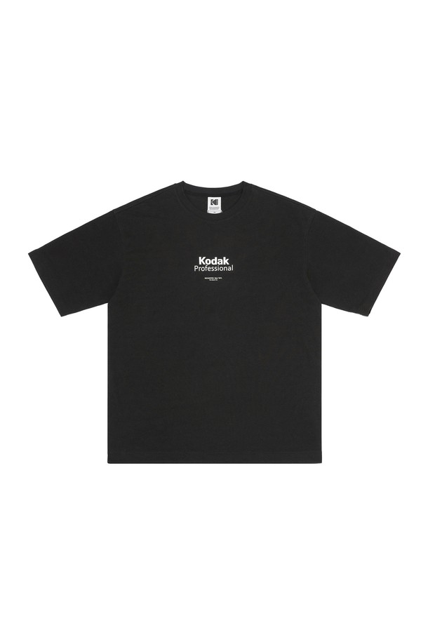 메일러 그래픽 소로나 반팔 티셔츠 BLACK는 일상과 여행 시 편안하게 착용하기 좋은 공용 반팔 티셔츠입니다. 베이직하고 캐주얼한 스타일로, 봄, 여름 시즌에 얇고 시원하게 입을 수 있습니다. 블랙 컬러에 그래픽과 로고 패턴이 특징이며, 부드러운 촉감의 면, 폴리에스테르 혼방 소재로 제작되었습니다. 소로나 원사를 사용하여 세탁 후에도 형태 안정성이 뛰어나며, 신체에 달라붙지 않아 쾌적한 착용감을 선사합니다. 세미 오버핏 라운드넥 디자인으로 편안함을 더했습니다.
