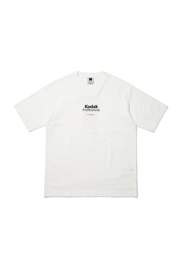 메일러 그래픽 소로나 반팔 티셔츠 WHITE는 부드러운 촉감과 얇은 두께로 편안한 착용감을 선사하는 반팔 티셔츠입니다. 봄, 여름 시즌에 활용하기 좋으며, 일상 및 동네 마실룩, 여행룩에 적합합니다. 라운드넥에 세미오버핏으로 제작되었으며, 베이직하고 캐주얼한 스타일을 연출합니다. 등판 그래픽 디자인과 로고 패턴이 돋보이며, 흡습, 속건, 냉감 기능성을 갖춘 소로나, 면, 폴리에스테르 혼방 소재로 제작되었습니다. 유니섹스 디자인으로 누구나 편안하게 입을 수 있으며, 생분해성 소재를 사용하여 환경까지 생각했습니다.
