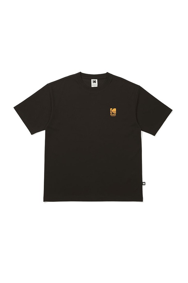 아폴로 일레븐(Apollo11) 그래픽 소로나 반팔 티셔츠 BLACK는 시원한 여름을 위한 캐주얼 스타일의 반팔 티셔츠입니다. 블랙 컬러에 실사 그래픽 프린팅으로 포인트를 주었으며, 세미 오버핏으로 편안하게 착용 가능합니다. 흡습 및 속건 기능의 소로나 소재를 사용하여 얇고 부드러운 촉감을 자랑하며, 형태 안정성이 뛰어나 쉽게 늘어지지 않습니다. 일상, 동네 마실, 여행 등 다양한 TPO에 맞춰 미니멀, 스트리트 스타일을 연출할 수 있습니다. 비침 걱정 없이 신축성 있게 활동할 수 있어 편안함을 선사합니다.
