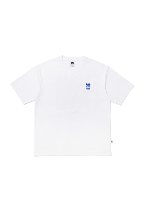 아폴로11 그래픽 소로나 반팔 티셔츠 WHITE는 가볍고 시원한 착용감을 제공하는 반팔 티셔츠입니다. 부드러운 촉감의 면과 폴리에스터 혼방 소재로 제작되었으며, 흡습, 속건, 통기성이 우수하여 쾌적하게 착용할 수 있습니다. 얇은 두께감으로 봄, 여름철 데일리룩으로 활용하기 좋으며, 세미오버핏의 라운드넥 디자인으로 편안한 착용감을 선사합니다. 아폴로11 아카이브 이미지를 활용한 그래픽 프린트가 캐주얼한 스타일을 더하며, 소로나 소재를 사용하여 세탁 후에도 형태 안정성이 뛰어납니다. 동네 마실룩, 산책룩 등 가벼운 활동에 미니멀하게 연출하기 좋습니다.
