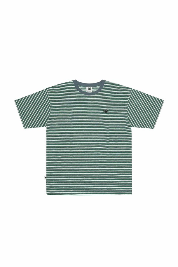 레인보우 스트라이프 반팔 티셔츠 GREEN는 산뜻한 그린 컬러 바탕에 레인보우 스트라이프 패턴이 돋보이는 티셔츠입니다. 부드러운 면 소재로 제작되어 편안한 착용감을 선사하며, 얇은 두께감으로 봄, 여름 시즌에 시원하게 입을 수 있습니다. 세미 오버핏 실루엣과 라운드넥 디자인으로 캐주얼한 스타일을 연출하며, 신축성이 좋아 활동성 또한 보장합니다. 동네 마실, 여행, 봄 소풍 등 다양한 TPO에 활용하기 좋고, 캐주얼, 미니멀, 스트리트 스타일을 즐겨 입는 분들께 추천합니다.
