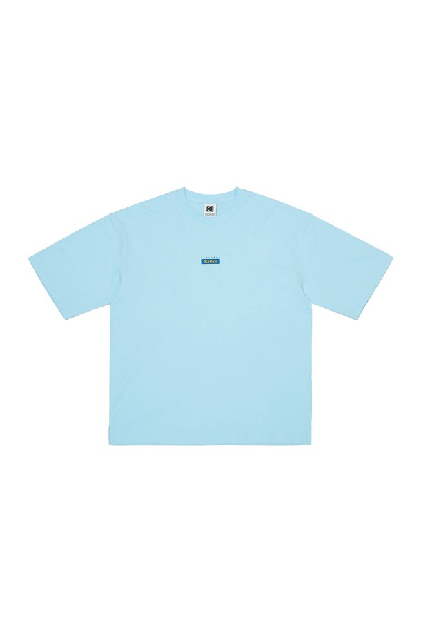 에센셜 빅그래픽 반팔 티셔츠 BLUE는 얇은 두께감의 고중량 헤비 코튼 소재로 제작되어 부드러운 촉감을 선사하는 공용 반팔 티셔츠입니다. 캐주얼하고 베이직한 스타일로, 등판의 그래픽 디자인과 로고 패턴이 돋보입니다. 오버핏으로 편안하게 착용 가능하며, 여름철 일상룩과 여행룩에 모두 잘 어울립니다. 비침 걱정 없이 형태감 있게 착용할 수 있는 라운드넥 반팔 티셔츠입니다.
