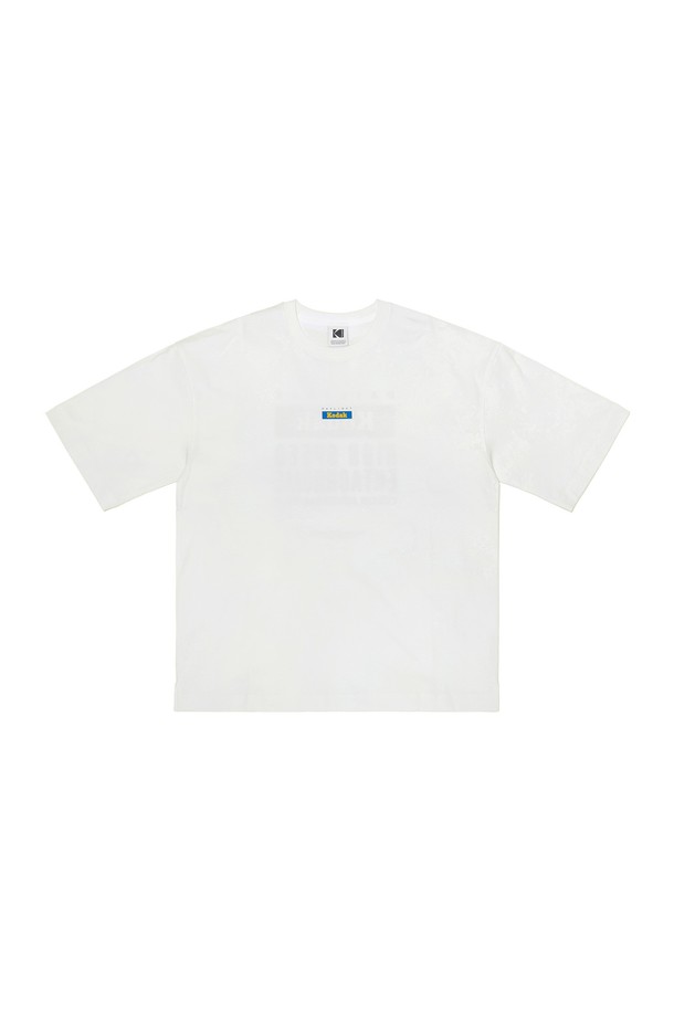 에센셜 빅그래픽 반팔 티셔츠 WHITE는 베이직하고 캐주얼한 스타일의 남녀 공용 티셔츠입니다. 봄, 여름 시즌에 적합하며, 부드러운 면 소재로 제작되어 편안한 착용감을 선사합니다. 라운드넥과 오버핏 디자인으로 트렌디함을 더하고, 뒷면에 빅 그래픽 프린팅으로 포인트를 주었습니다. 비침 없이 형태 유지력이 뛰어나며, 일상에서 폭넓게 활용하기 좋습니다.
