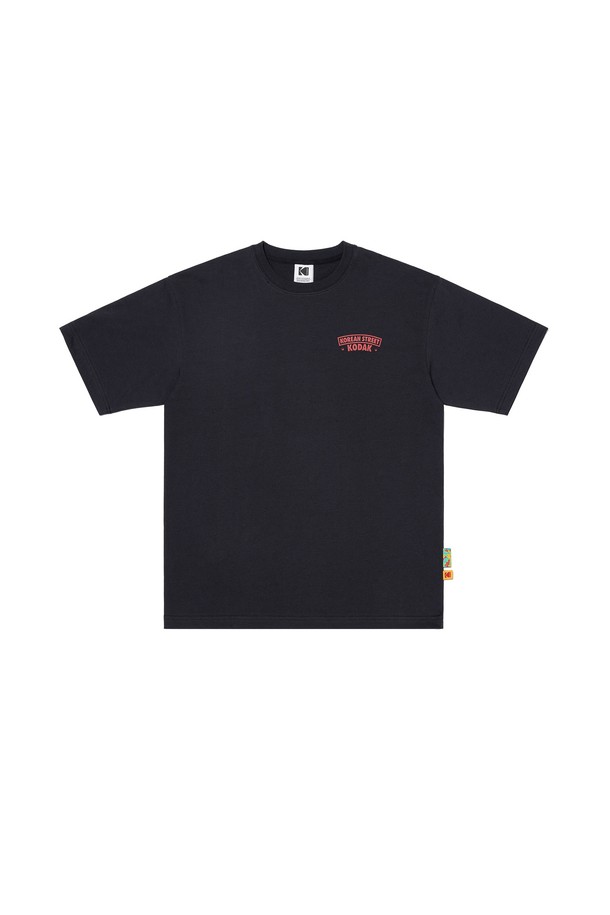 [코리안스트릿] 그래픽 에어로쿨 티셔츠 RED는 일상, 아웃도어, 여행룩에 모두 적합한 공용 반소매 그래픽 티셔츠입니다. 여름철 시원하게 착용할 수 있도록 얇은 두께로 제작되었으며, 흡습 및 속건 기능이 뛰어난 에어로쿨 원단을 사용하여 쾌적한 착용감을 제공합니다. 부드러운 촉감과 세미 오버핏 디자인으로 캐주얼, 스트리트, 스포티 스타일을 연출하기 좋습니다. 미세 채널 구조로 수분 흡수력이 우수하며, 세탁 후에도 형태 안정성이 유지됩니다. 선명한 레드 컬러에 감각적인 그래픽 프린팅이 더해져 개성 있는 스타일을 완성합니다.
