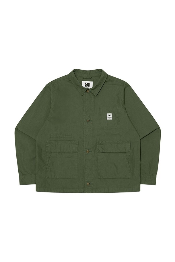 메일러 가먼트워싱 재킷 KHAKI는 워크웨어 스타일을 재해석하여 빈티지한 무드를 살린 자켓입니다. 카키, 옐로우, 아이보리, 블루 등 선명한 컬러감으로 봄 시즌 캐주얼룩에 포인트를 더합니다. 면과 나일론 혼방 소재에 가먼트워싱 처리를 더해 부드러운 촉감과 자연스러운 멋을 연출하며, 오버핏 레귤러 기장으로 편안한 착용감을 선사합니다. 무지 디자인에 중간 두께감으로 간절기 활용도가 높으며, 캐주얼, 워크웨어, 미니멀 스타일을 즐겨 입는 분들께 추천합니다.
