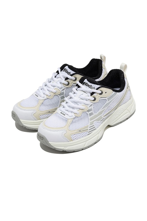 크롬 2 아이보리는 남성용 운동화로, 일상, 실내 및 야외 활동에 적합합니다. 아이보리 컬러의 신세틱 가죽과 메쉬, 로고 패턴이 조화롭게 어우러져 캐주얼, 미니멀, 스포티한 스타일을 연출합니다. 봄, 여름 계절에 어울리며, 데일리함과 유니크함을 동시에 느낄 수 있는 디자인입니다. 합성가죽, 폴리에스터, 나일론, 폴리우레탄, 고무 등의 다양한 소재를 사용하여 편안한 착화감을 제공합니다. 동네 마실룩, 산책룩, 여행룩 등 TPO에 맞춰 폭넓게 활용할 수 있습니다.
