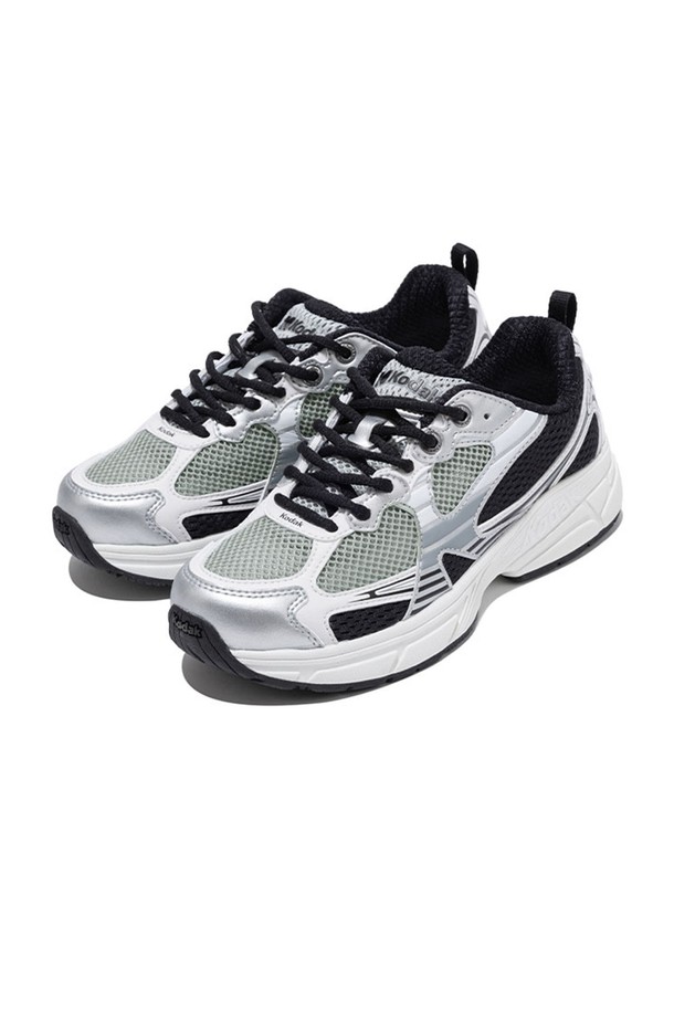 크롬 2 BLACK는 남성용 운동화로, 일상, 실내운동, 실외활동에 적합합니다. 블랙, 아이보리, 옐로우 컬러로 출시되었으며, 봄, 여름 계절에 착용하기 좋습니다. 라운드 앞코에 플랫 굽으로 편안함을 더하고, 메쉬와 로고 패턴이 돋보입니다. 합성가죽, 폴리에스터, 나일론, 폴리우레탄, 고무 등 다양한 소재를 사용하여 내구성을 높였습니다. 두 가지 타입의 메쉬 패턴과 K-레터 로고, Ektar Chrome Film 모티브 디자인이 특징이며, 끈으로 묶는 로우탑 스타일입니다. 캐주얼, 미니멀, 스포티한 스타일에 잘 어울립니다.
