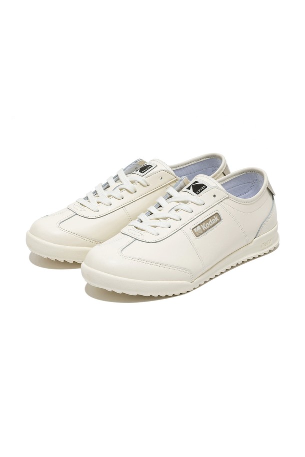 레티나 럭스 BEIGE는 남성용 신발로, 캐주얼하고 일상적인 스타일에 적합합니다. 봄, 여름에 착용하기 좋으며, 베이지 컬러가 특징입니다. 소가죽, 합성가죽, 폴리에스테르, 고무 등의 다양한 소재로 제작되었으며, 안감은 폴리에스테르입니다. 클래식, 미니멀, 캐주얼 스타일을 즐기는 분들께 적합하며, 천연 가죽 특성상 벗겨짐 현상과 양말 이염 가능성이 있습니다. 기름기 있는 곳과의 접촉과 직접적인 열은 피하고, 천연 가죽/스웨이드 전용 클리너로 관리하는 것이 좋습니다.
