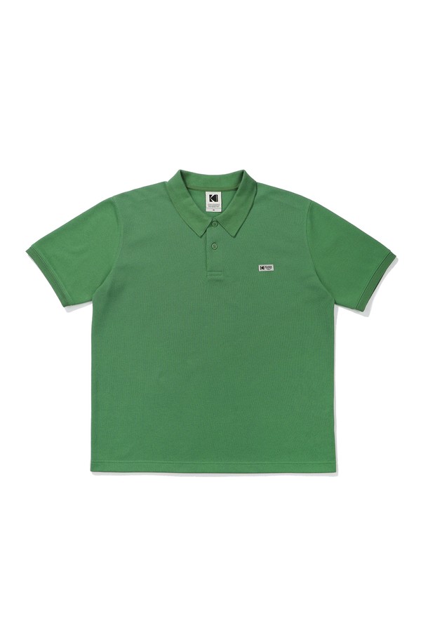 시그니처 폴로 티셔츠 그린은 일상복으로 활용하기 좋은 공용 폴로 티셔츠입니다. 여름철에 적합하며, 클래식하고 베이직한 스타일을 연출합니다. 메쉬 소재로 제작되어 통기성이 우수하며, 레귤러핏과 세미오버핏 두 가지로 출시되었습니다. 시그니처 미니 로고 자수가 포인트로 들어가 있으며, 비침 걱정 없이 편안하게 착용할 수 있습니다. 반소매이며, 폴로넥 디자인으로 깔끔하고 세련된 느낌을 줍니다.
