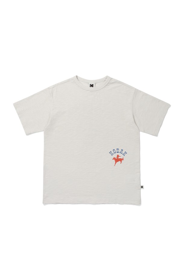 라이트 그레이 컬러의 그래픽 슬럽 반팔 티셔츠입니다. 부드러운 촉감의 면 소재로 제작되어 편안한 착용감을 선사하며, 봄, 여름 시즌에 적합합니다. 등판에는 감각적인 그래픽 디자인이 더해져 캐주얼한 스타일을 연출하며, 세미 오버핏으로 트렌디한 핏을 제공합니다. 신축성이 좋아 활동성이 뛰어나며, 비침은 보통입니다. 동네 마실룩, 산책룩, 캐주얼, 미니멀, 스트리트 스타일을 즐겨 입는 분들께 추천합니다.
