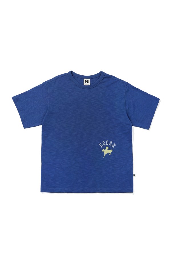 블루 컬러의 그래픽 슬럽 반팔 티셔츠입니다. 부드러운 촉감의 면 소재로 제작되어 편안한 착용감을 선사하며, 봄, 여름 시즌 데일리룩으로 활용하기 좋습니다. 등판에 그래픽 디자인이 포인트로 더해져 캐주얼한 스타일을 연출합니다. 세미 오버핏으로 제작되었으며, 신축성이 좋아 활동성이 뛰어나고 비침이 적당합니다. 산책룩, 여행룩 등 다양한 TPO에 맞춰 미니멀, 스트리트 스타일을 완성해보세요.
