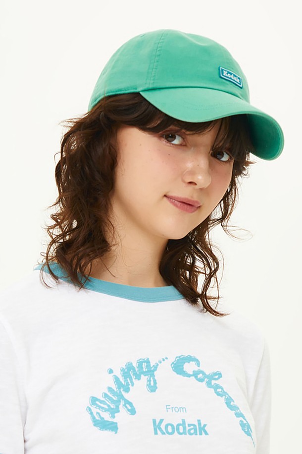 스몰 와펜 워싱 릴렉스핏 볼캡 GREEN은 고밀도 코튼 트윌 소재로 제작되어 부드러운 촉감과 워싱 가공으로 자연스러운 멋을 더한 볼캡입니다. 깊이 S/M: 16.5cm, M/L: 17cm, 챙 넓이 17.5cm로, 릴렉스핏 디자인이 편안한 착용감을 제공합니다. 그린 컬러에 로고 자수 포인트가 돋보이며, 백 스트랩 버클로 사이즈 조절이 가능합니다. 사계절 내내 캐주얼, 미니멀, 시티보이 스타일을 연출하기 좋으며, 동네 마실룩이나 산책룩에 매치하기 좋은 아이템입니다. 안감에는 로고 테이프를 적용하고 커브드 프론트 디자인으로 세련됨을 더했습니다.
