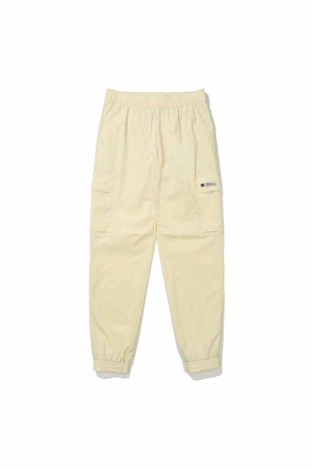 케이 조거 팬츠 우먼 아이보리는 부드러운 촉감과 가볍고 시원한 착용감을 선사하는 여성용 조거 팬츠입니다. 초여름에 적합한 얇은 두께감으로, 캐주얼하고 미니멀한 스타일을 연출하기 좋습니다. 허리 밴딩과 드로우스트링으로 편안한 착용감을 제공하며, 신축성이 뛰어나 활동성을 높여줍니다. 아이보리 색상에 무지 디자인으로 어떤 상의와도 잘 어울리며, 동네 마실룩, 산책룩, 집콕룩 등 편안한 일상에 활용하기 좋습니다. 조거 스타일의 밑단 마감으로 트렌디한 매력을 더했습니다.
