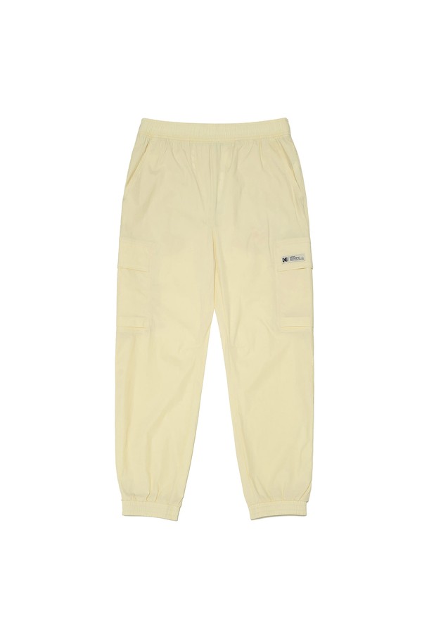 케이 조거 팬츠 IVORY는 편안함과 스타일을 동시에 잡은 조거 팬츠입니다. 부드럽고 가벼운 나일론, 폴리우레탄 혼방 소재로 제작되어 봄, 초여름에 시원하게 착용하기 좋습니다. 허리 내장 밴드와 별도의 스트링, 밑단 밴딩으로 편안한 착용감을 선사하며, 레귤러핏으로 어떤 상의와도 잘 어울립니다. 아이보리, 그레이, 블랙 세 가지 색상으로 출시되어 캐주얼, 미니멀, 시티보이 스타일을 연출하기 좋습니다. 가벼운 소재와 뛰어난 신축성으로 동네 마실룩, 산책룩, 집콕룩 등 다양한 TPO에 활용해보세요.
