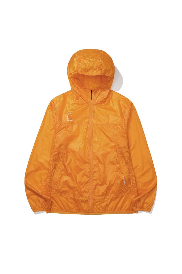 마가타 라이트 초경량 윈드 재킷 ORANGE는 남녀 공용으로, 봄, 여름, 가을 계절에 아웃도어 활동을 즐기는 분들을 위한 윈드브레이커입니다. 오렌지 색상의 무지 디자인으로 스포티한 스타일을 연출하며, 레귤러핏과 지퍼형 여밈 방식으로 편안함을 제공합니다. 초경량 나일론 소재에 생활 방수, 통기성, 패커블 기능까지 갖춰 백패킹, 트레킹, 러닝 등 다양한 아웃도어 활동에 적합합니다. 후드와 지퍼 포켓이 있어 실용적이며, 사이즈 조절 기능으로 활동성을 높였습니다. 러닝룩, 캠핑룩, 등산룩 등 다양한 TPO에 맞춰 스포티, 고프코어, 캐주얼 스타일을 연출해 보세요.
