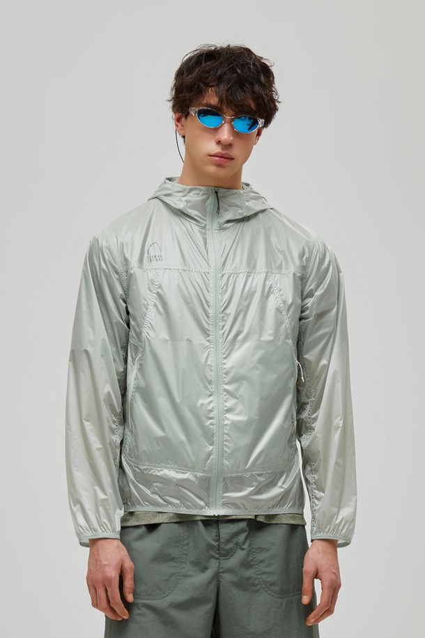 마가타 라이트 초경량 윈드 재킷 GREY는 백패킹, 트레킹, 러닝, 아웃도어 활동에 적합한 공용 윈드 재킷입니다. 얇고 가벼운 나일론 소재로 제작되어 봄, 여름, 가을 계절에 쾌적하게 착용할 수 있습니다. 레귤러핏이며, 후드, 긴소매, 지퍼 여밈 방식을 갖춘 미니멀하고 스포티한 스타일의 제품입니다. 초경량, 생활방수, 통기성을 갖췄으며, 더블사이드 지퍼, 후드 E밴드, 겨드랑이 벤틸레이션 등의 특징을 제공합니다. 방수, 통기, 경량 기능과 사이즈 조절이 가능하여 활동성을 높여줍니다.
