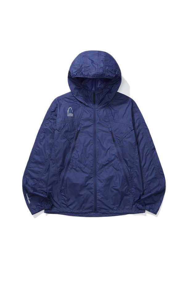 W) 마가타 초경량 윈드 재킷 BLUE는 아웃도어 및 도심에서의 활동에 적합한 여성용 윈드 재킷입니다. 봄, 여름 시즌에 착용하기 좋으며, 스포티한 스타일을 연출합니다. 나일론 소재로 제작되어 얇고 가벼우며, 발수 기능을 갖춰 생활 방수가 가능합니다. 초경량 설계로 휴대성이 뛰어나며, 벤틸레이션 기능으로 통기성을 높였습니다. 후드 챙과 밑단 드로우코드를 통해 사이즈 조절이 용이하며, 자외선 차단 기능으로 야외 활동 시에도 안심하고 착용할 수 있습니다.
