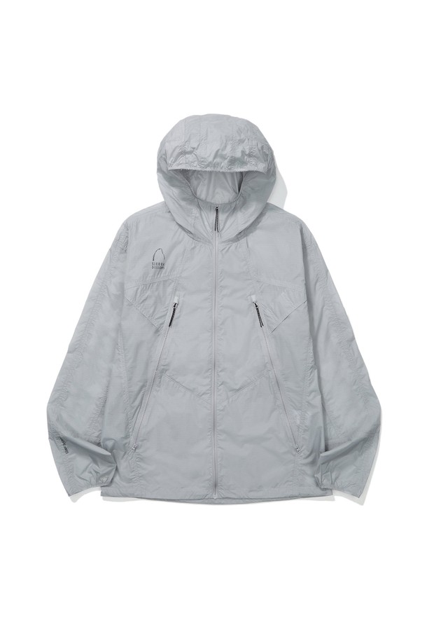 마가타 초경량 윈드 재킷 LIGHT GREY는 아웃도어 활동과 일상에서 모두 활용 가능한 공용 윈드 재킷입니다. 12D 초경량 나일론 소재를 사용하여 가볍고 편안한 착용감을 선사하며, 145g의 초경량 무게로 휴대성을 높였습니다. 마운틴 가이드 타프에서 영감을 얻은 루프 벤틸 구조는 통기성을 극대화하여 쾌적함을 유지해주며, 발수 기능으로 갑작스러운 비에도 끄떡없습니다. 미니멀하고 스포티한 디자인으로 여행, 산책, 피트니스 등 다양한 TPO(Time, Place, Occasion: 시간, 장소, 상황)에 적합하며, 레귤러 핏과 집업 스타일로 편안하게 착용할 수 있습니다.
