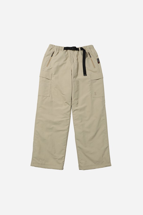 **서플렉스 알파 패딩 팬츠(TAN)**는 스포츠, 아웃도어 활동에 적합한 남녀 공용 패딩 팬츠입니다. 플라텍 알파 충전재와 발수, 보온, 경량 기능을 갖춰 겨울철에도 따뜻하고 쾌적한 착용감을 제공하며, 내구성이 뛰어난 서플렉스 원단을 사용하여 활동성을 높였습니다. 스포티, 캐주얼, 고프코어 스타일을 연출할 수 있으며, 겨울 데일리룩, 캠핑룩, 등산룩 등 다양한 TPO에 활용하기 좋습니다.
