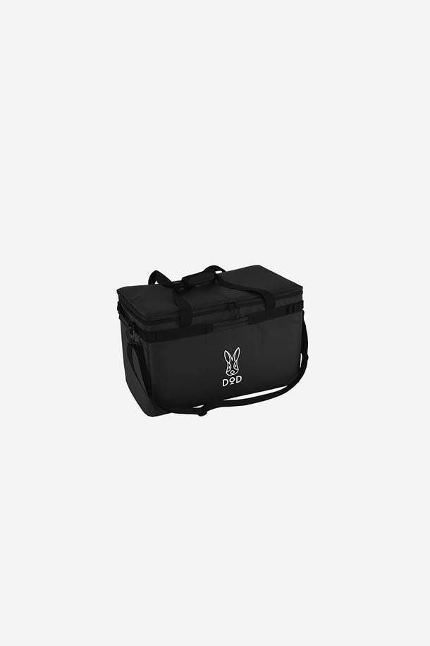 소프트 쿠라조 (46L 쿨러 백) (BLACK)은 캠핑에 최적화된 라지 사이즈의 블랙 컬러 쿨러백입니다. 방수, 보온, 냉감 기능을 갖춘 폴리에스터 및 PVC 소재로 제작되었으며, 경량 설계를 통해 휴대성을 높였습니다. 56시간의 뛰어난 얼음 유지력과 결로 방지 설계로 내용물의 신선함을 오랫동안 유지합니다. 넉넉한 수납을 위한 메쉬 포켓과 내부 파티션, 어깨 벨트 및 사이드 핸들을 포함하여 실용성을 더했습니다. 지퍼형 잠금 방식으로 내용물을 안전하게 보호합니다.
