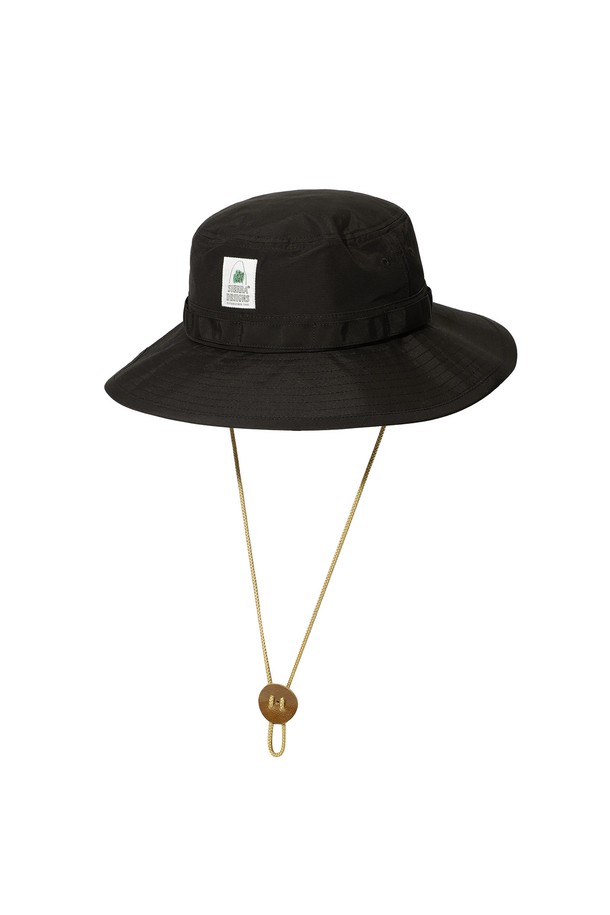 60/40 오리지널 로고 버킷햇 블랙은 데일리 및 아웃도어 활동에 적합한 모자입니다. 면과 나일론 혼방의 60/40 크로스 원단으로 제작되어 빈티지한 터치감을 선사하며, 발수 및 고내구성을 갖춰 실용적입니다. 블랙 컬러에 8cm 챙 넓이, 8.5cm~9cm의 모자 깊이로 제작되었으며, 레더 쿠키 디자인 스토퍼, 턱끈, 자수 디테일이 특징입니다. 메쉬 안감과 콤팩스 소재 땀밴드로 쾌적한 착용감을 제공하며, 사이즈 조절이 가능합니다. 캐주얼, 미니멀, 고프코어 스타일의 여행룩에 매치하기 좋습니다.
