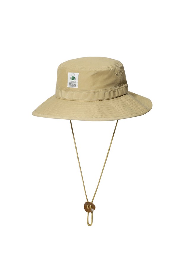 60/40 오리지널 로고 버킷햇 베이지는 일상 및 아웃도어 활동에 적합한 모자입니다. 면 60%와 나일론 40%의 60/40 크로스 원단을 사용하여 빈티지한 텍스처와 뛰어난 통기성을 제공하며, 쿨맥스 소재 땀받이가 쾌적함을 유지해 줍니다. 베이지 컬러에 로고 자수 포인트가 특징이며, M/L 8.5cm, L/XL 9cm의 모자 깊이, 8cm 챙 넓이로 디자인되었습니다. 가죽 쿠키 스토퍼, 턱끈, 메쉬 안감 디테일이 돋보이며, 사이즈 조절, 자외선 차단 기능을 갖추어 산책룩, 여행룩, 등산룩 등 다양한 스타일(캐주얼, 클래식, 미니멀)에 활용하기 좋습니다. 헤리티지 감성을 담아낸 버킷햇입니다.
