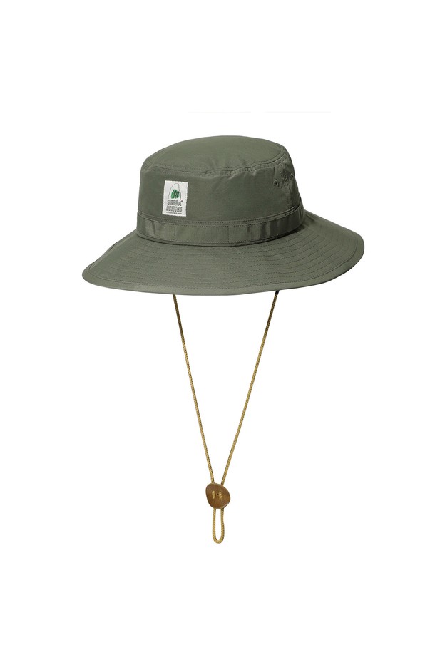60/40 오리지널 로고 버킷햇 세이지 그린은 캐주얼, 고프코어, 미니멀 스타일을 즐기는 분들을 위한 모자입니다. 봄, 여름철 일상 및 아웃도어 활동에 적합하며, 세이지 그린 컬러가 세련된 느낌을 더합니다. 부드러운 촉감의 나일론 소재에 일반 챙 넓이와 얇은 두께로 제작되어 편안한 착용감을 선사합니다. 턱끈과 조절 가능한 스트랩으로 활동성을 높였으며, 여행룩과 산책룩에 잘 어울리는 아이템입니다.
