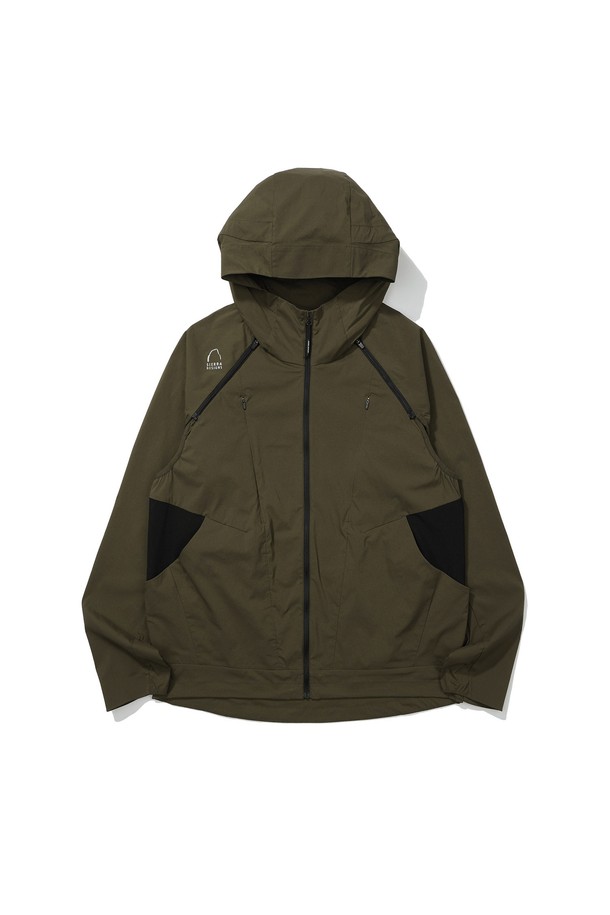 썸머문(SUMMER MOON) 트랜스폼 아이스스킨 재킷 KHAKI는 여름철 스포츠, 아웃도어 활동, 일상에서 활용하기 좋은 공용 자켓입니다. 얇고 가벼운 소재로 제작되어 시원한 착용감을 제공하며, 소매 분리, 메쉬 패널, 벤틸레이션 기능을 통해 통기성을 극대화했습니다. 카키 색상의 무지 디자인으로 스포티하면서도 캐주얼한 스타일을 연출하며, 등산룩, 여행룩, 휴가룩 등 다양한 TPO에 활용 가능합니다. 냉감, 흡습, 자외선 차단 기능은 물론, 후드 챙과 사이즈 조절 기능으로 실용성을 더했습니다. 레귤러 핏과 지퍼형 여밈 방식으로 편안함과 활동성을 동시에 잡았습니다.
