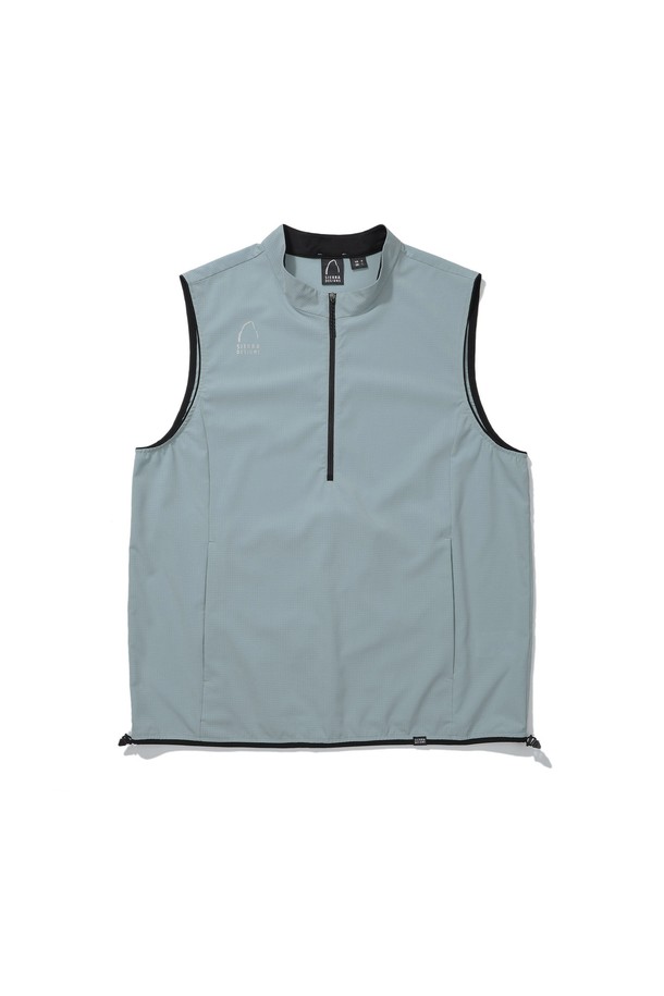 님버스(NIMBUS) 에어닷 반집업 베스트 SBLUE는 가볍고 시원한 착용감을 제공하는 남녀 공용 베스트입니다. 스카이블루 컬러의 무지 디자인으로, 스포츠 활동이나 일상복으로 활용하기 좋습니다. 얇은 두께와 통기성이 뛰어난 폴리에스테르 소재로 제작되어, 봄, 여름 시즌에 쾌적하게 입을 수 있습니다. 에어닷 소재를 사용하여 부드러운 촉감을 선사하며, 레귤러핏과 반집업 네크라인으로 편안한 착용감을 제공합니다. 피트니스룩, 러닝룩, 산책룩 등 다양한 스타일에 활용할 수 있는 스포티하고 미니멀한 디자인의 베스트입니다.
