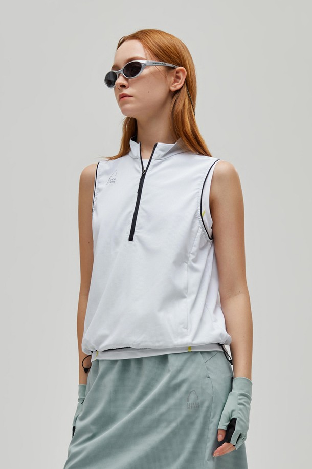 W) 님버스(NIMBUS) 에어닷 반집업 베스트 WHITE는 여름철 스포츠 활동과 일상에서 활용하기 좋은 공용 베스트입니다. 통기성이 우수한 에어닷 메쉬 소재를 사용하여 얇고 가벼우며, 부드러운 촉감을 제공합니다. 레귤러핏으로 편안하게 착용 가능하며, 신축성이 있어 활동성을 높여줍니다. 반집업 네크라인과 전면 지퍼 포켓, 밑단 드로우코드가 디자인 특징이며, 스포티, 캐주얼, 미니멀 스타일을 연출할 수 있습니다. 피트니스룩, 러닝룩, 휴가룩 등 다양한 TPO에 어울립니다.
