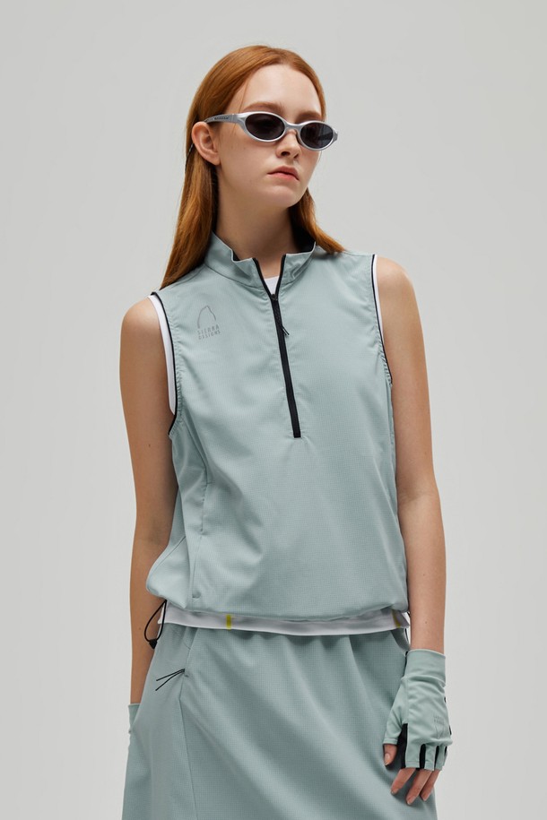 W) 님버스(NIMBUS) 에어닷 반집업 베스트는 스카이블루 컬러의 공용 베스트로, 스포츠 및 일상 용도로 활용하기 좋습니다. 봄, 여름 시즌에 적합하며, 스포티한 스타일을 연출합니다. 얇은 두께감의 레귤러핏으로, 폴리에스테르와 폴리우레탄 혼방 소재를 사용하여 통기성, 신축성, 투습, 경량 기능성을 갖췄습니다. 민소매 디자인에 반집업 네크라인을 적용했고, 전면 지퍼 포켓과 밑단 드로우코드, 메쉬 조직감으로 실용성을 더했습니다. 피트니스룩, 러닝룩, 요가/필라테스룩에 잘 어울리며, 미니멀하고 캐주얼한 스타일을 연출할 수 있습니다.
