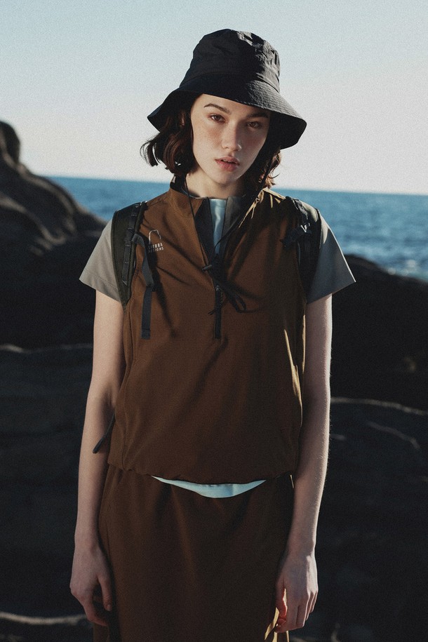 W) 님버스(NIMBUS) 에어닷 반집업 베스트 KHAKI는 가볍고 시원한 착용감을 제공하는 남녀 공용 베스트입니다. 카키 컬러의 무지 디자인으로, 스포츠 및 일상에서 폭넓게 활용 가능합니다. 봄, 여름 시즌에 적합하며, 통기성과 신축성이 뛰어나 활동성을 높여줍니다. UV 차단 기능과 경량 소재로 제작되어 쾌적함을 유지하며, 전면 지퍼 포켓과 밑단 드로우코드, 메쉬 조직감 디테일이 특징입니다. 러닝룩, 피트니스룩, 산책룩 등 스포티하고 미니멀한 스타일을 연출하기에 좋습니다.
