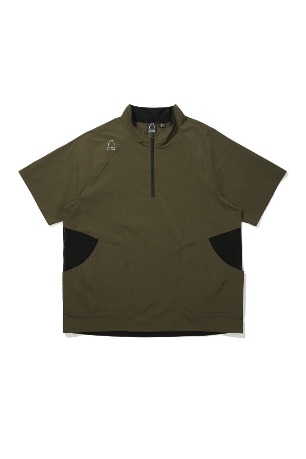 **썸머문(SUMMER MOON) 아이스스킨 반집업 아노락 BROWN**

여름철 시원하게 즐길 수 있는 썸머문 아이스스킨 반집업 아노락입니다. 부드러운 촉감의 나일론 소재로 제작되어 편안한 착용감을 선사하며, 얇은 두께감으로 시원함을 더했습니다. 반소매 기장과 레귤러 핏으로 활동성을 높였으며, 하프 지퍼 디테일과 메쉬 소재를 사용하여 통기성을 극대화했습니다. 일상, 스포츠 활동은 물론 휴가룩으로도 활용하기 좋은 스포티하고 캐주얼한 스타일의 브라운 컬러 아노락입니다. 냉감, 흡습, 속건 기능으로 쾌적함을 유지해줍니다.
