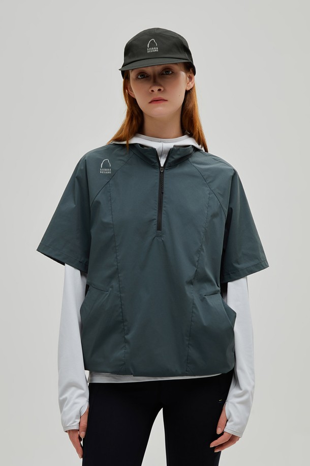 썸머문(SUMMER MOON) 아이스스킨 반집업 아노락 네이비는 시원한 여름을 위한 스포츠 및 일상용 아노락입니다. 부드러운 촉감의 나일론 소재와 얇은 두께로 제작되어 가볍고 편안한 착용감을 제공하며, 냉감 기능으로 시원함을 더합니다. 반집업 스타일과 레귤러핏으로 스포티하면서도 캐주얼한 스타일을 연출하며, 러닝룩, 휴가룩, 여행룩에 적합합니다. 무지 디자인에 네이비 컬러로 미니멀한 스타일을 선호하는 분들께 추천합니다. 반소매 기장으로 활동성을 높였습니다.
