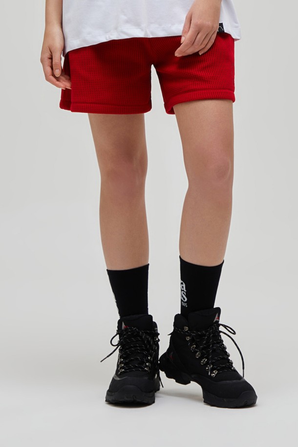 W(더블유) 그라나이트 폴라텍 파워드라이 메쉬 반바지 RED는 스포츠 활동에 최적화된 반바지입니다. 얇고 가벼운 폴리에스터 메쉬 소재로 제작되어 여름철에도 쾌적하게 착용할 수 있습니다. 뛰어난 흡습, 속건, 통기성 및 경량 기능을 갖춰 운동 시 땀을 빠르게 흡수하고 건조시켜 줍니다. 밴딩 처리된 허리와 드로우코드를 통해 편안한 착용감을 제공하며, 이중 구조로 내구성을 높였습니다. 스포티하고 캐주얼한 스타일로, 피트니스, 러닝, 휴가 등 다양한 상황에서 활용 가능합니다. 특히 체온 조절에 용이한 기능성 반바지를 찾는 분들께 추천합니다.
