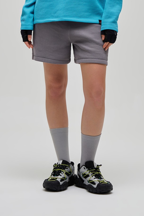 W(더블유) 그라나이트 폴라텍 파워드라이 메쉬 반바지 라벤더 그레이는 스포츠 활동과 일상에서 모두 활용 가능한 반바지입니다. 흡습 및 속건 기능이 뛰어난 폴리에스터, 나일론 혼방 소재로 제작되어 쾌적한 착용감을 제공합니다. 파워드라이 기술과 메쉬 소재를 적용하여 통기성을 높였으며, 레귤러핏으로 편안하게 활동할 수 있습니다. 라벤더 그레이 컬러의 무지 디자인으로 스포티하면서도 미니멀한 스타일을 연출합니다. 여름철 휴가룩, 러닝룩, 피트니스룩에 활용하기 좋은 반바지입니다.
