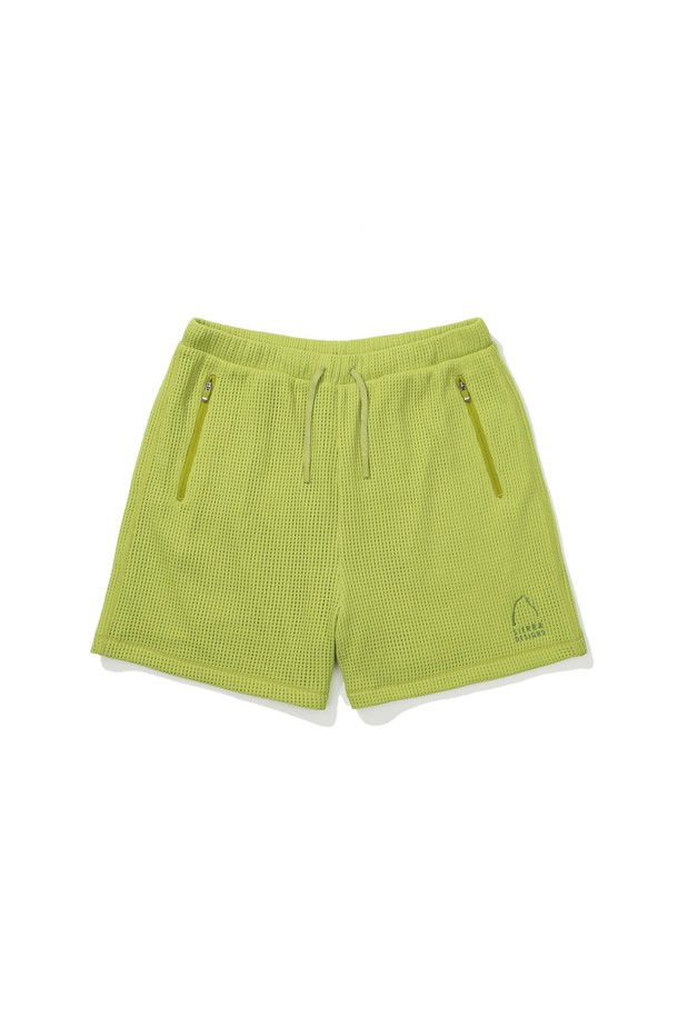 W(더블유) 그라나이트 폴라텍 파워드라이 메쉬 반바지 GREEN입니다. 시원하고 쾌적한 여름을 위한 필수템으로, 스포츠 활동과 일상 어느 곳에서든 편안하게 착용할 수 있습니다. 흡습 및 속건 기능이 뛰어난 폴리에스터 소재로 제작되어 땀을 빠르게 흡수하고 건조시켜 줍니다. 파워드라이 기술과 메쉬 소재를 사용하여 통기성을 극대화하여 쾌적함을 유지하며, 레귤러핏으로 편안한 착용감을 제공합니다. 스포티, 미니멀, 캐주얼 스타일을 연출하기 좋으며, 휴가룩, 여름 바캉스룩, 피트니스룩에 활용하기 좋습니다.
