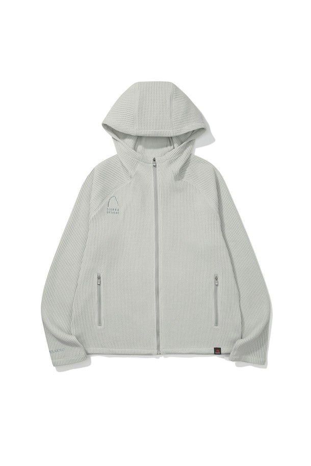 W(더블유) 그라나이트 폴라텍 파워드라이 메쉬 집업 재킷, 미스티 그레이 색상입니다. 아웃도어 및 스포츠 활동에 적합하며, 봄, 여름 시즌에 활용하기 좋습니다. 흡습, 속건, 경량, 통기성이 뛰어난 폴리에스터 소재로 제작되어 쾌적한 착용감을 제공합니다. 이중 메쉬 구조로 통기성을 높였으며, 하단 드로우코드가 있어 조절이 가능합니다. 레귤러핏으로 제작되어 단독 착용은 물론, 미들 레이어(중간 레이어)로도 활용 가능합니다.
