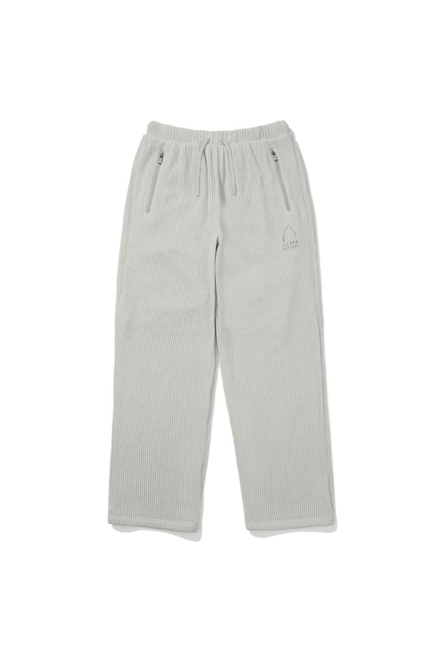 W (더블유) 그라나이트 폴라텍 파워드라이 메쉬 팬츠 미스티 그레이는 남녀 공용으로, 봄, 여름 시즌 스포츠 활동 및 일상에서 활용하기 좋은 메쉬 팬츠입니다. 뛰어난 흡습, 속건, 통기 기능의 폴리에스테르 소재로 제작되었으며, 레귤러핏의 긴 기장으로 편안한 착용감을 제공합니다. 스포티한 스타일의 이 바지는 이중 메쉬 구조와 드로우코드를 갖춰 활동성을 높였습니다. 피트니스룩, 러닝룩과 같은 다양한 TPO에 맞춰 활용 가능하며, 밴딩 처리로 더욱 편리하게 착용할 수 있습니다. 미스티 그레이 컬러는 어떤 스타일에도 잘 어울려 캐주얼하게 연출하기 좋습니다.
