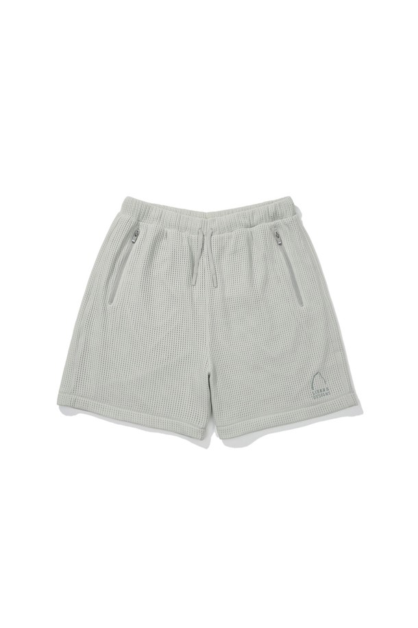 그라나이트(GRANITE) 폴라텍 파워드라이 메쉬 반바지 MISTY GREY는 가볍고 시원한 착용감을 제공하는 여름용 반바지입니다. 얇고 부드러운 폴리에스터 소재에 흡습, 속건, 통기 기능이 뛰어난 메쉬 안감을 적용하여 쾌적함을 유지합니다. 스포티한 무드의 레귤러핏 디자인으로, 운동 시는 물론 일상생활에서도 편안하게 착용 가능합니다. 이중 구조 메쉬, 드로우코드, 지퍼 포켓 등의 디테일이 돋보이며, 미스티 그레이 컬러는 다양한 스타일과 쉽게 매치됩니다. 러닝룩, 피트니스룩, 휴가룩 등, 활동적인 스타일에 최적화된 아이템입니다.
