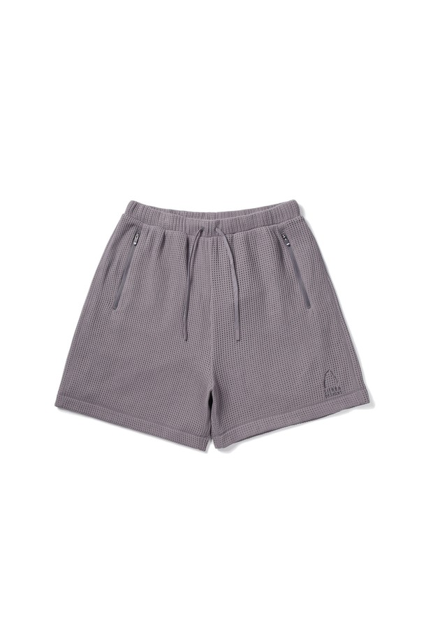 그라나이트(GRANITE) 폴라텍 파워드라이 메쉬 반바지 라벤더 그레이는 가볍고 시원한 여름용 반바지입니다. 흡습, 속건, 통기 기능의 폴리에스테르 소재로 제작되어 운동 시 쾌적함을 유지하며, 이중 구조 메쉬 안감으로 통기성을 높였습니다. 체온 조절에 특화된 디자인과 레귤러 핏으로 편안한 착용감을 제공하며, 드로우 코드가 있어 허리 사이즈 조절이 용이합니다. 스포티, 캐주얼, 미니멀 스타일을 모두 소화할 수 있으며, 러닝, 피트니스, 휴가 등 다양한 TPO에 적합합니다. 라벤더 그레이 컬러의 무지 디자인으로 어떤 상의와도 쉽게 매치할 수 있습니다.
