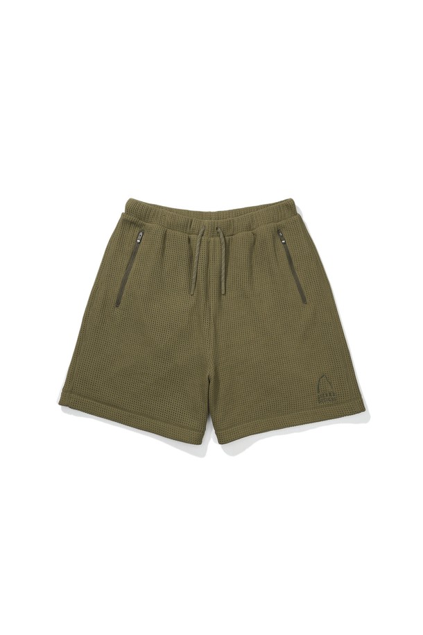 그라나이트(GRANITE) 폴라텍 파워드라이 메쉬 반바지 KHAKI는 여름철 활동적인 일상과 아웃도어 활동에 적합한 반바지입니다. 흡습, 속건, 통기 기능이 뛰어난 폴리에스터 메쉬 소재로 제작되어 쾌적한 착용감을 선사합니다. 레귤러핏으로 편안하며, 레이어 사이의 공기층을 활용한 디자인과 우수한 단열 효과로 덥고 습한 날씨에도 쾌적함을 유지해줍니다. 단독 또는 미들 레이어로 착용 가능하며, 효과적인 열/습기 배출 기능으로 활동성을 높였습니다. 카키 컬러의 무지 디자인으로 캐주얼, 스포티, 미니멀 스타일을 연출하기 좋습니다. 여행, 휴가, 캠핑 등 다양한 상황에서 활용해보세요.
