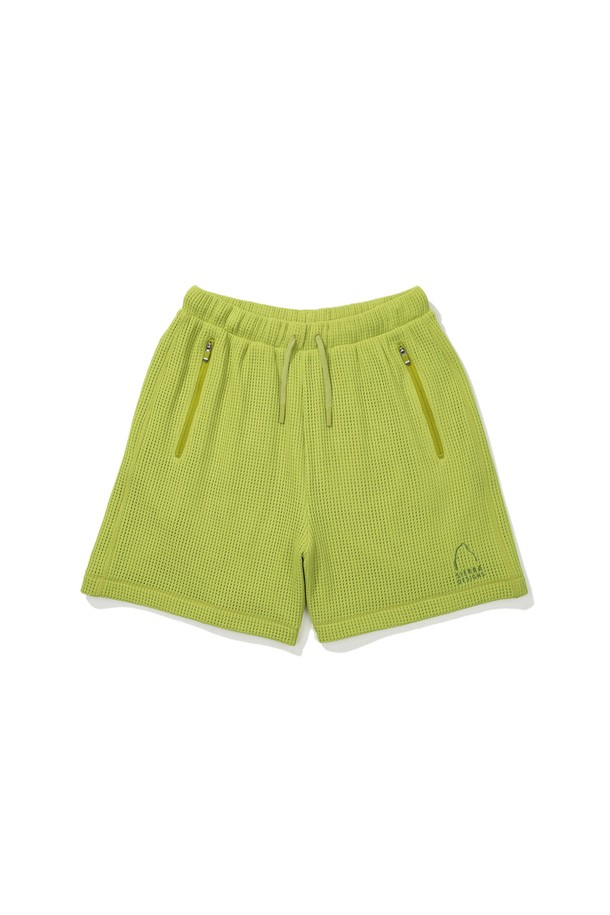 그라나이트(GRANITE) 폴라텍 파워드라이 메쉬 반바지 GREEN는 남성용 반바지로, 여름철 스포츠 활동이나 일상생활에서 활용하기 좋습니다. 그린 컬러의 무지 디자인에 레귤러핏으로 편안한 착용감을 제공합니다. 폴리에스터 소재로 제작되어 얇고 부드러우며, 메쉬 안감과 뛰어난 통기성, 흡습, 속건 기능으로 쾌적함을 유지합니다. 드로우코드와 지퍼 포켓이 있어 활동성을 높였으며, 피트니스룩, 러닝룩, 휴가룩 등 다양한 TPO에 스포티, 캐주얼, 미니멀한 스타일을 연출하기 좋습니다.
