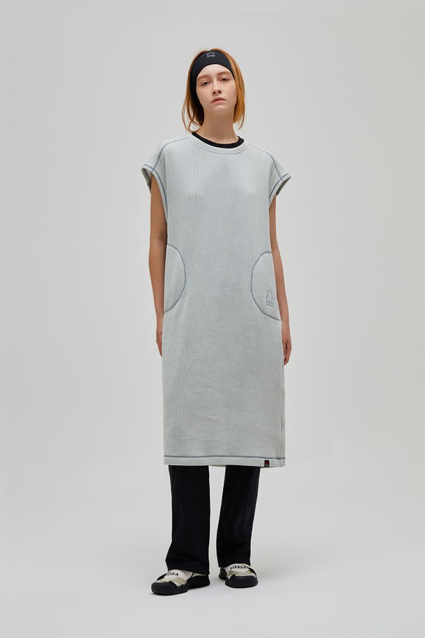 W(더블유) 그라나이트 폴라텍 파워드라이 메쉬 웜업 원피스 미스티 그레이는 스포츠 활동과 일상에서 모두 활용 가능한 여성용 스포츠 원피스입니다. 부드러운 촉감의 폴라텍 파워드라이 메쉬 소재를 사용하여 흡습, 속건, 통기성, 단열 기능을 제공하며 사계절 내내 쾌적하게 착용할 수 있습니다. 하이넥 디자인에 민소매 스타일로, 레귤러핏의 편안한 착용감을 선사하며, 이중 구조 메쉬로 체온 조절 기능까지 갖췄습니다. 피트니스, 러닝, 요가/필라테스 등 다양한 TPO에 적합하며 스포티, 미니멀, 캐주얼 스타일을 연출할 수 있습니다.
