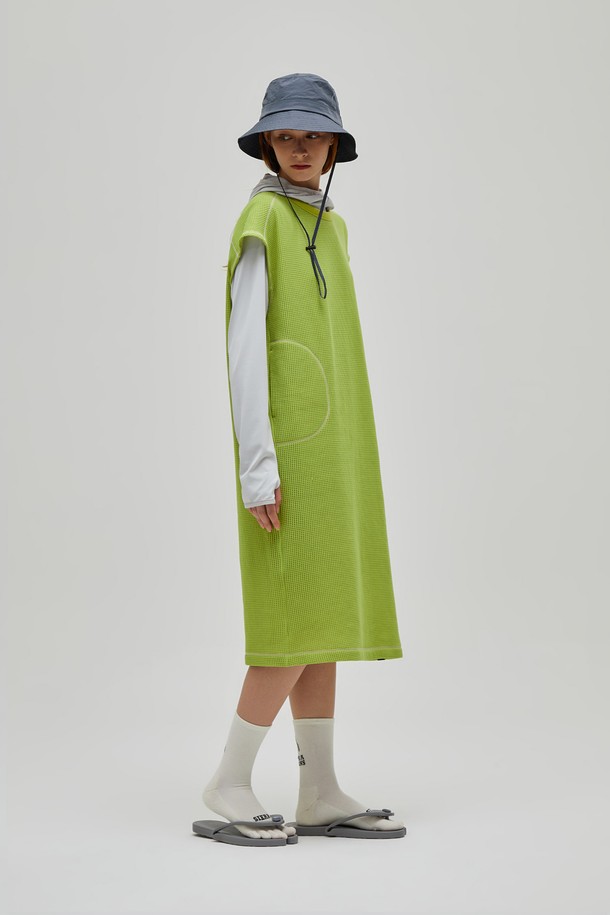 W(더블유) 그라나이트 폴라텍 파워드라이 메쉬 웜업 원피스 GREEN은 여성용 메쉬 원피스입니다. 폴리에스터 소재의 얇은 두께로 제작되어 사계절 내내 활용 가능하며, 일상 및 스포츠 활동에 적합합니다. 스포티한 스타일을 연출하며, 흡습, 속건, 경량 기능을 갖춰 쾌적한 착용감을 제공합니다. 폴라 네크라인과 레귤러핏 디자인으로 자유로운 레이어링이 가능하며, 열과 습기를 효과적으로 배출합니다. 
