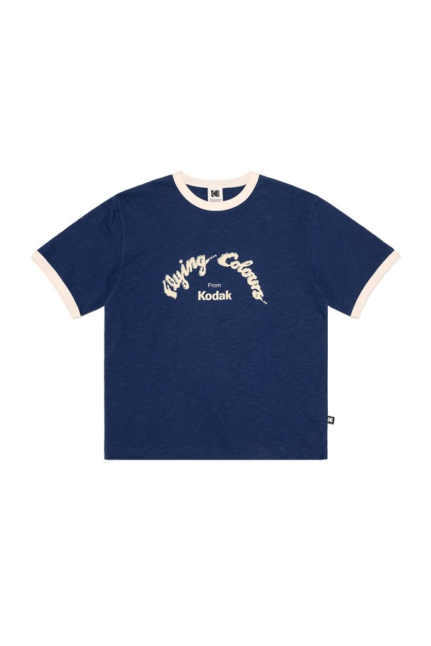 네이비 컬러의 그래픽 링거 반팔 티셔츠입니다. 넥과 소매에 배색 포인트를 주어 캐주얼한 무드를 더했으며, 얇은 두께감으로 봄, 여름철 시원하게 착용하기 좋습니다. 면 소재로 제작되어 슬럽 촉감이 느껴지며, 신축성이 좋아 편안한 활동성을 제공합니다. 링거넥 디자인과 세미 오버핏으로 트렌디한 스타일을 연출하며, 동네 마실룩이나 산책룩에 잘 어울립니다. 위빙 그래픽 패턴이 돋보이며 비침 걱정 없이 착용할 수 있습니다.
