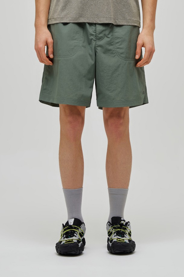 애버딘(ABERDEEN) 4.5부 쇼츠 KHAKI는 가볍고 시원한 착용감으로 봄, 여름 시즌에 적합한 남성용 쇼츠입니다. 나일론 소재로 제작되어 방수 및 발수 기능을 갖추었으며, 레귤러핏 디자인과 얇은 두께로 편안한 착용감을 제공합니다. 클래식과 캐주얼 스타일을 모두 소화할 수 있으며, 여행, 산책, 휴가 등 다양한 TPO에 활용하기 좋습니다. 벨트와 버클로 허리 사이즈를 조절할 수 있으며, 앞뒤 포켓과 빈티지한 카키 컬러, 헤리티지 디자인이 돋보이는 제품입니다.
